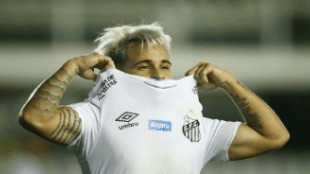 "Olympique de Lyon y Manchester United siguen a la perla del Santos. Foto: Getty Images"