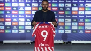 Memphis ya posa con la camiseta de su nuevo club. Foto: okdiario.com