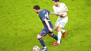 Leo Messi y Bernardo Silva pelean un balón. Foto: Taipei Times