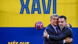 Xavi Hernández y Joan Laporta. Foto: MARCA