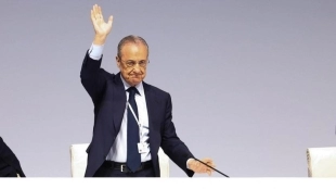 Florentino Pérez, presidente del Real Madrid, saluda a los socios. Foto: El Periódico