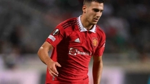 El United quiere blindar a Dalot ante el interés del FC Barcelona