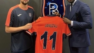 Januzaj posa con su nueva camiseta. Foto: @FabrizioRomano
