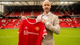Erik ten Hag posa con los colores del Manchester United. Foto: MARCA