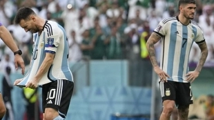 Rodrigo de Paul y Leo Messi, tras la derrota de Argentina frente a Arabia Saudí. Foto: La Razón
