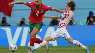 Sofyan Amrabat gana un duelo frente a Luka Modric. Foto: MARCA