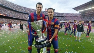 Sergio Busquets y Xavi Hernández posan con el trofeo de LaLiga. Foto: The Sun