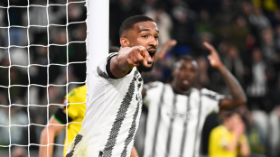 El Tottenham sube la puja por Bremer