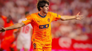 El club de la Premier que prepara una oferta de 50 millones por Javi Guerra