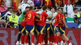 Los jugadores de España celebran el gol de Mikel Merino, deseo de Atlético de Madrid y Arsenal