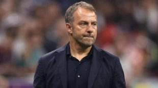 <p>Hansi Flick, Barcelona's coach, aims to sign Dani Olmo and Nico Williams.</p>
