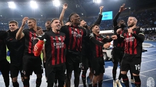 The players of AC Milan celebrate a victory.