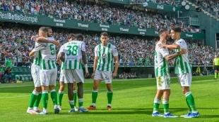 The players of Real Betis, including Ayoze Pérez, celebrate a goal.