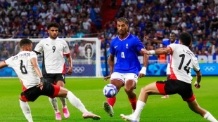 El club que quiere sacar a Loïc Bade del Sevilla