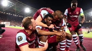 The West Ham players celebrate a goal by Mohammed Kudus.