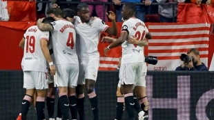 Los jugadores del Sevilla celebran un gol 