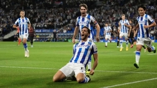 Los jugadores de la Real Sociedad celebran un gol de Mikel Merino