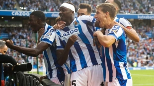 Los jugadores de la Real Sociedad celebran un gol de Umar Sadiq