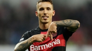 Grimaldo celebra un gol anotado con el Bayer Leverkusen