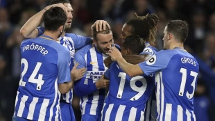 Los jugadores del Brighton celebran un gol