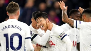 Los jugadores del Tottenham celebran un gol de Son