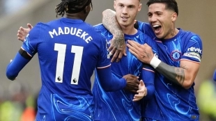 The players of Chelsea celebrate a goal.