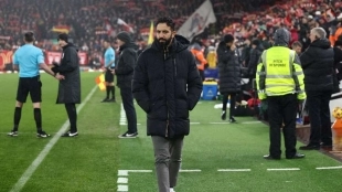 Manchester United and PSG are competing for the signing of this 19-year-old defender | Flashscore