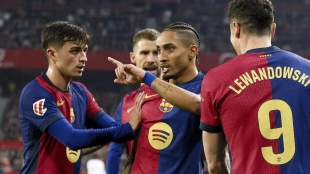 The players of Barcelona celebrate a goal by Raphinha.