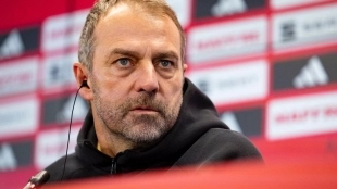 Hansi Flick pide un lateral derecho: El Barcelona tiene un candidato top