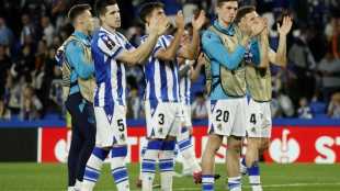 The players of Real Sociedad applaud the fans.