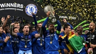 Los futbolistas del Chelsea levantan el trofeo de la Conference League