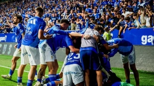 Los jugadores del Real Oviedo celebran un gol