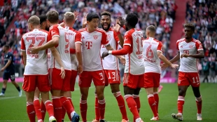 The players of Bayern Munich celebrate a goal