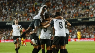 Los jugadores del Valencia celebran un gol