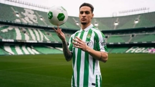 Antony wearing the Real Betis jersey for the first time