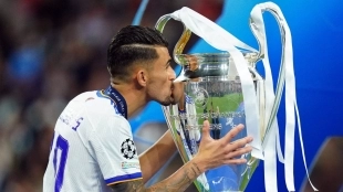Dani Ceballos besando el título de la UEFA Champions League