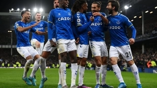 The Everton players celebrate a goal.