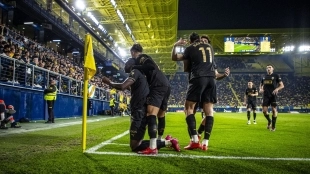 Los jugadores del Valencia celebran un gol de Umar Sadiq
