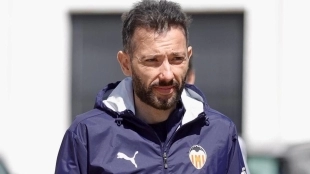 Carlos Corberán dirigiendo el entrenamiento del Valencia CF