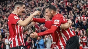 Los jugadores del Athletic Club celebran un gol