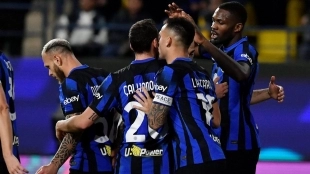 The players of Inter Milan celebrate a goal.