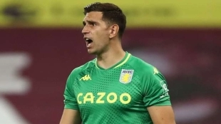 El Manchester United va por el fichaje del Dibu Martínez en enero