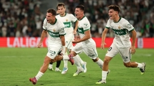 Los jugadores del Elche celebran un gol