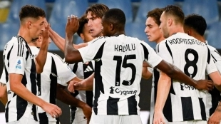 <p>The players of Juventus celebrate a goal</p>
