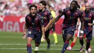 Carlos Álvarez, jugador del Levante, celebra un gol en Primera División