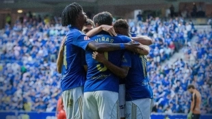 Los jugadores del Real Oviedo celebran un gol