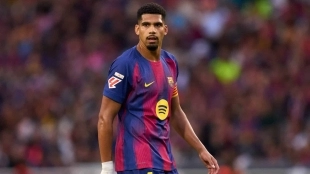 El FC Barcelona planea buscarle salida a Ronald Araújo