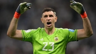 El Aston Villa pone en venta al Dibu Martínez