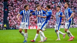 Los jugadores del Alavés celebran un gol en San Mamés
