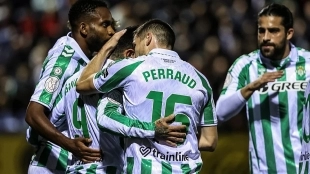 The players of Real Betis celebrate a goal.